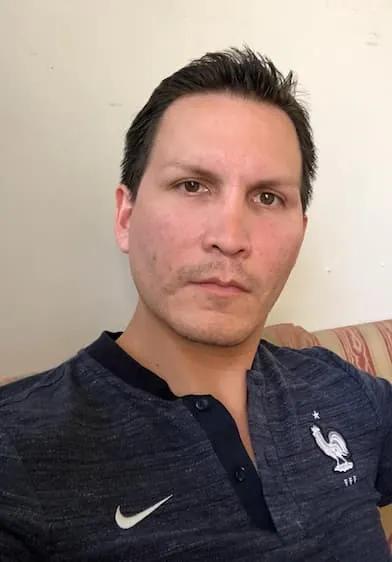 Foto de usuarios antes de ser procesada por inteligencia artificial para generar una imagen profesional