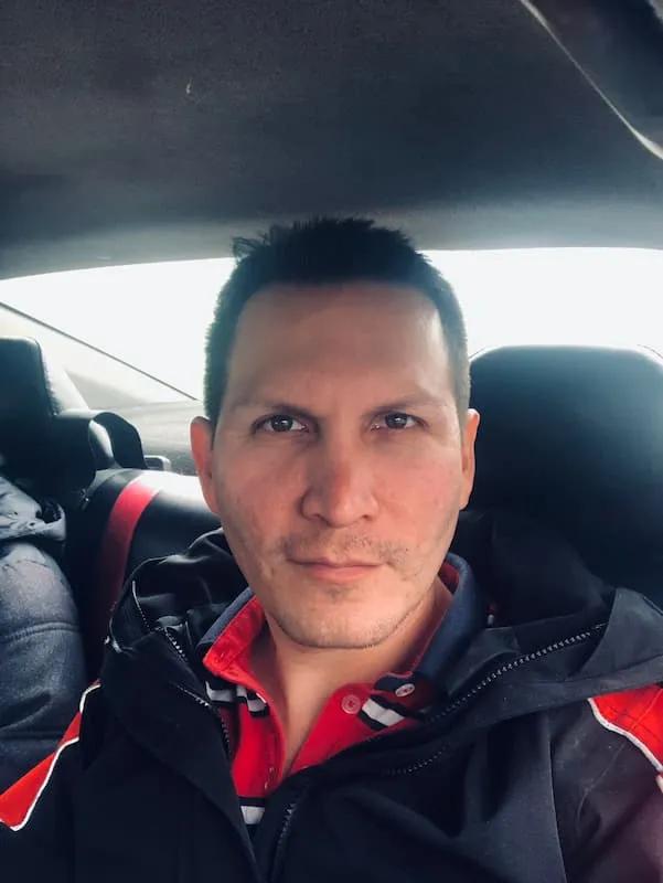 Foto de usuarios antes de ser procesada por inteligencia artificial para generar una imagen profesional