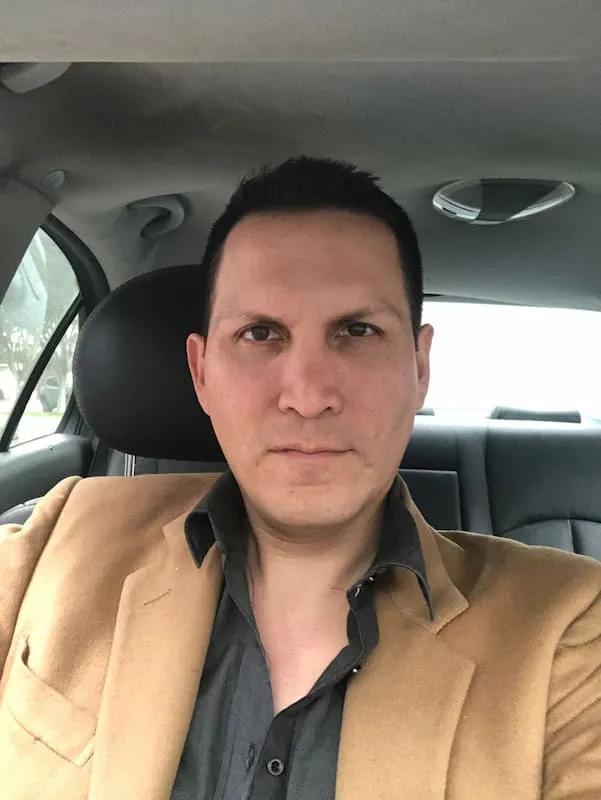 Foto de usuarios antes de ser procesada por inteligencia artificial para generar una imagen profesional