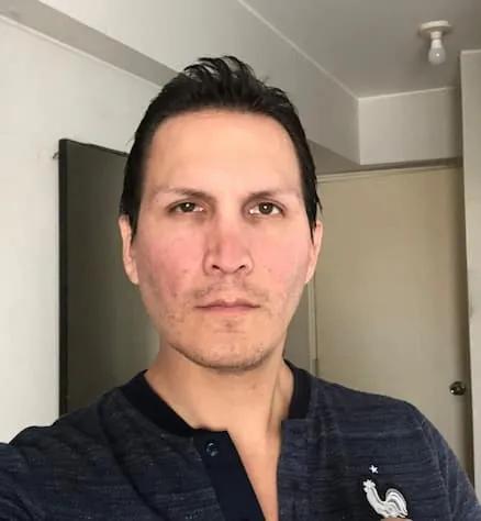 Foto de usuarios antes de ser procesada por inteligencia artificial para generar una imagen profesional